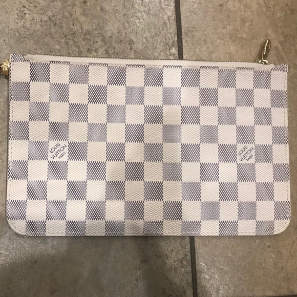 Louis Vuitton Handbags - Louis Vuitton neverfull pouchette
